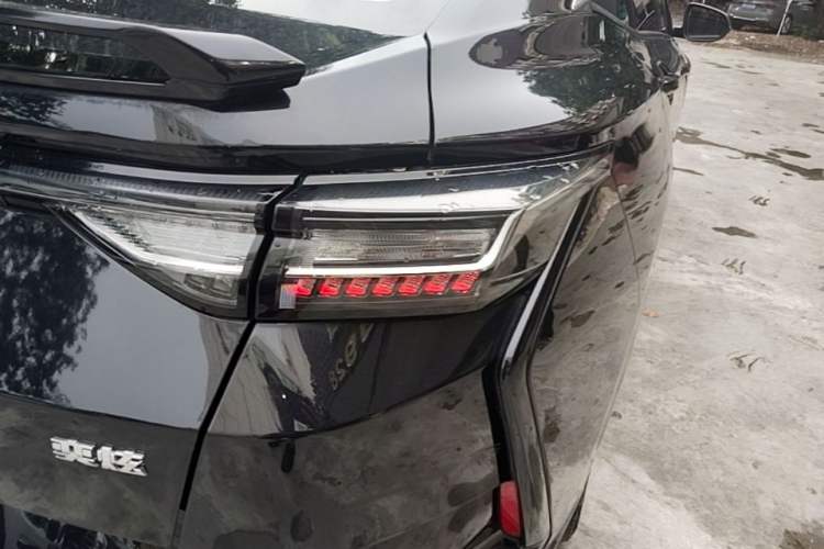 Used Dongfeng Aeolus Yixuan 2023 Mach Edition 1.5L Automatic Chasing Wind Version Right Rear Taillight