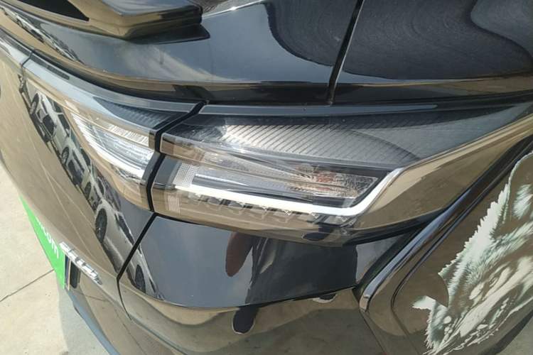 Used Dongfeng Aeolus Yixuan 2023 Mach Edition 1.5L Automatic Chasing Wind Version Right Rear Taillight