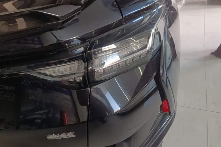 Used Dongfeng Aeolus Yixuan 2023 Mach Edition 1.5L Automatic Chasing Wind Version Right Rear Taillight