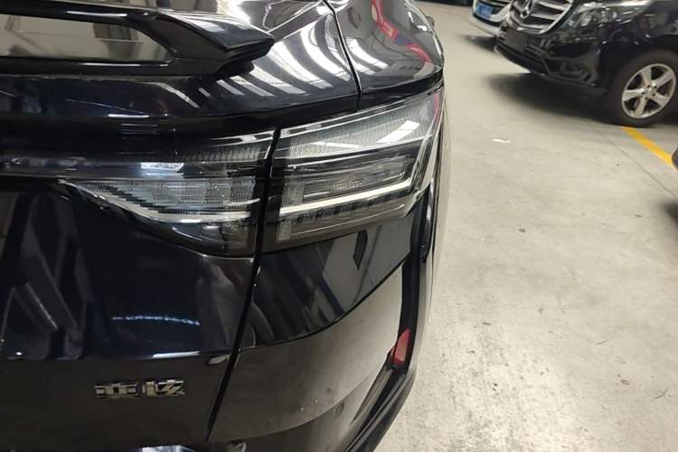Used Dongfeng Aeolus Yixuan 2023 Mach Edition 1.5T Automatic Pursuit Rider Version Right Rear Taillight
