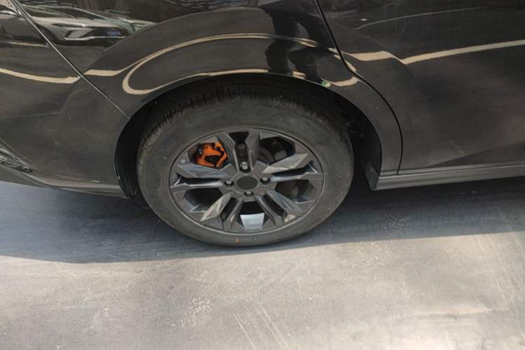 Used Dongfeng Aeolus Yixuan 2023 Mach Edition 1.5L Automatic Chasing Wind Version Right Rear Wheel Hub