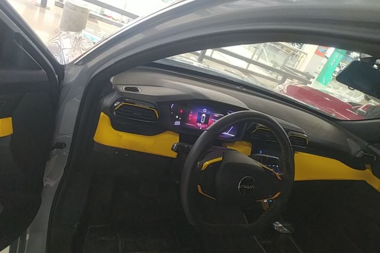Used Dongfeng Aeolus Yixuan 2023 Mach Edition 1.5T Automatic Pursuit Rider Version Center Console