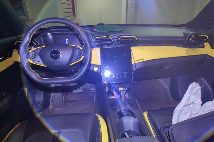 Used Dongfeng Aeolus Yixuan 2023 Mach Edition 1.5T Automatic Pursuit Rider Version Center Console