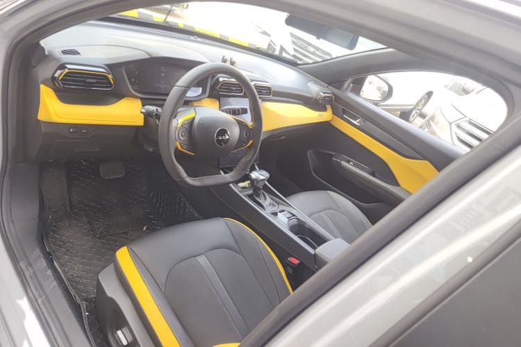 Used Dongfeng Aeolus Yixuan 2023 Mach Edition 1.5T Automatic Dream-Chasing Rider Version Center Console