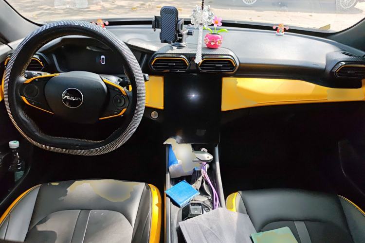 Used Dongfeng Aeolus Yixuan 2023 Mach Edition 1.5T Automatic Pursuit Rider Version Center Console