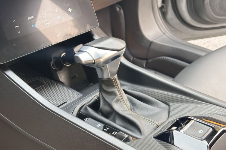 Used Dongfeng Aeolus Yixuan 2023 Mach Edition 1.5T Automatic Dream-Chasing Rider Version Gear Lever