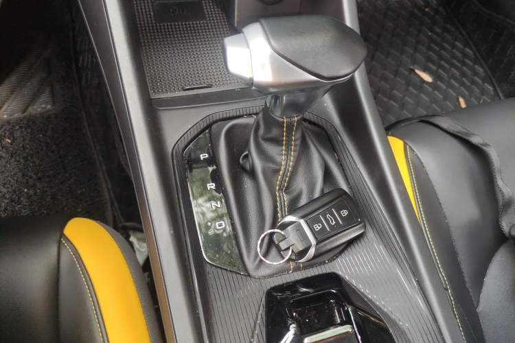 Used Dongfeng Aeolus Yixuan 2023 Mach Edition 1.5T Automatic Dream-Chasing Rider Version Gear Lever