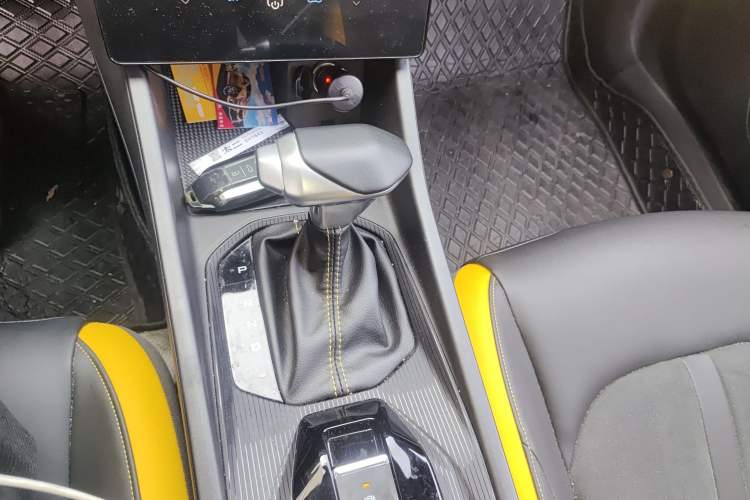 Used Dongfeng Aeolus Yixuan 2023 Mach Edition 1.5T Automatic Dream-Chasing Rider Version Gear Lever