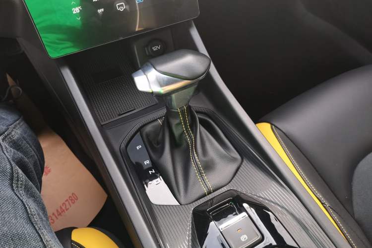 Used Dongfeng Aeolus Yixuan 2023 Mach Edition 1.5T Automatic Dream-Chasing Rider Version Gear Lever