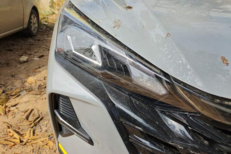 Used Dongfeng Aeolus Yixuan 2023 Mach Edition 1.5T Automatic Pursuit Rider Version Right Front Headlight