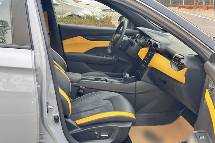 Used Dongfeng Aeolus Yixuan 2023 Mach Edition 1.5T Automatic Dream-Chasing Rider Version Right Front Seat