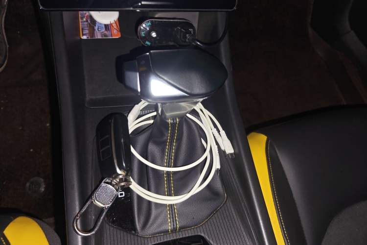 Used Dongfeng Aeolus Yixuan 2023 Mach Edition 1.5T Automatic Pursuit Rider Version Gear Lever