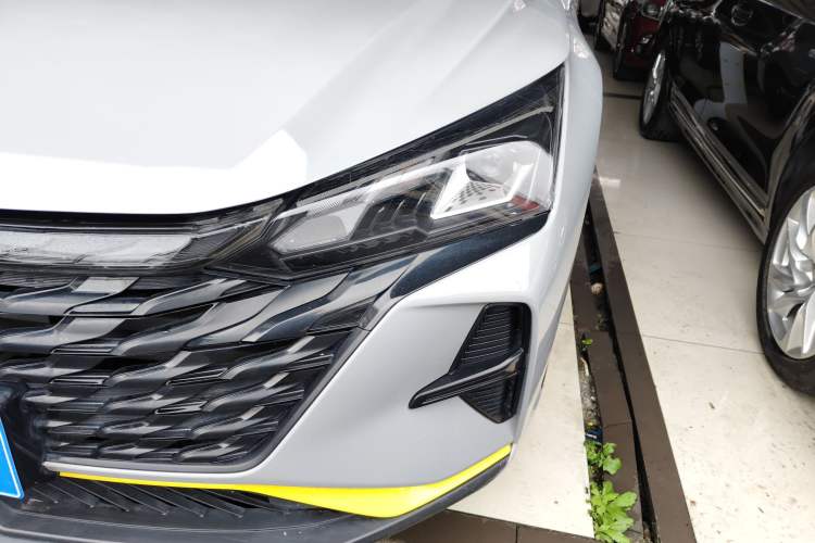 Used Dongfeng Aeolus Yixuan 2023 Mach Edition 1.5T Automatic Pursuit Rider Version Left Front Headlight
