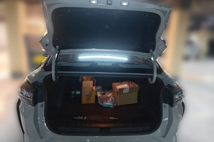 Used Dongfeng Aeolus Yixuan 2023 Mach Edition 1.5T Automatic Pursuit Rider Version Trunk