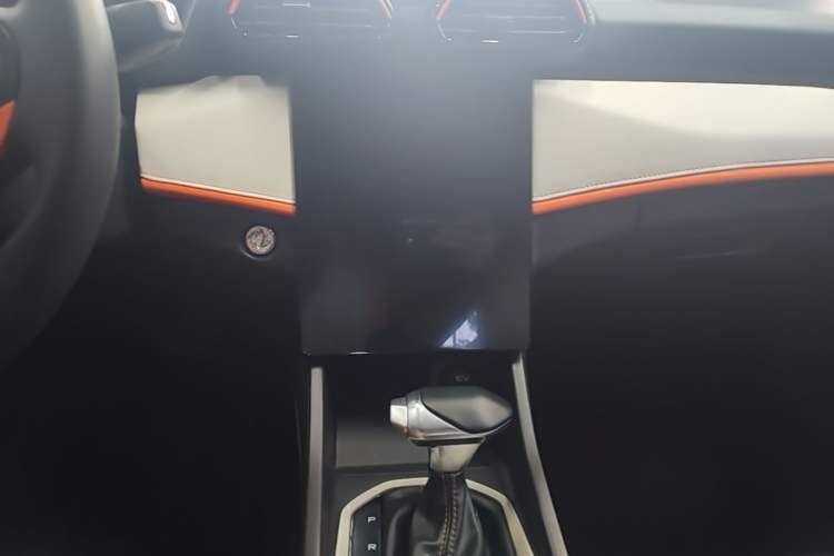 Used Dongfeng Aeolus Yixuan 2023 Mach Edition 1.5L Automatic Chasing Wind Version Audio And AC Panel