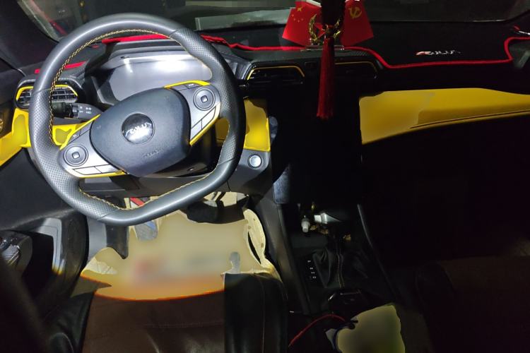Used Dongfeng Aeolus Yixuan 2023 Mach Edition 1.5T Automatic Pursuit Rider Version Center Console