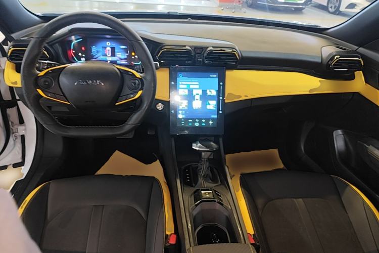 Used Dongfeng Aeolus Yixuan 2023 Mach Edition 1.5T Automatic Pursuit Rider Version Center Console