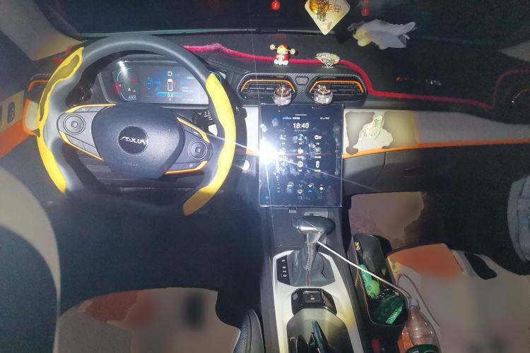 Used Dongfeng Aeolus Yixuan 2023 Mach Edition 1.5L Automatic Chasing Shadow Version Center Console