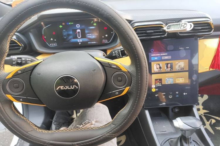 Used Dongfeng Aeolus Yixuan 2023 Mach Edition 1.5T Automatic Dream-Chasing Rider Version Center Console