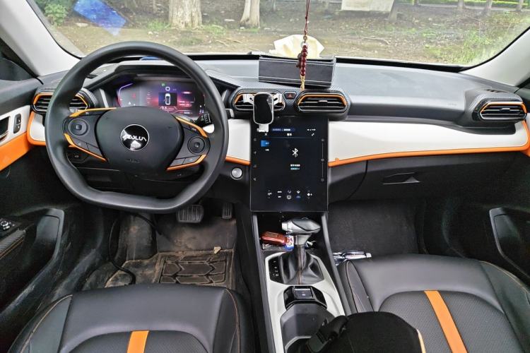 Used Dongfeng Aeolus Yixuan 2023 Mach Edition 1.5L Automatic Chasing Shadow Version Center Console