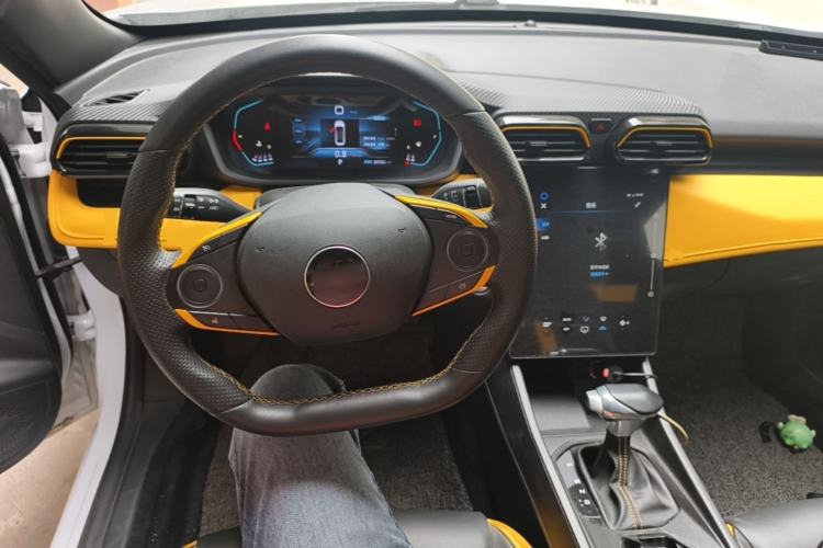 Used Dongfeng Aeolus Yixuan 2023 Mach Edition 1.5T Automatic Pursuit Rider Version Center Console