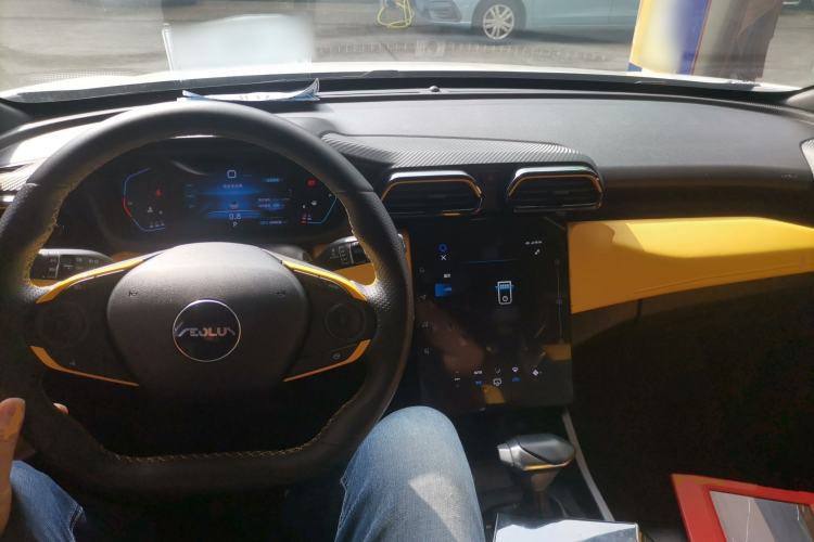 Used Dongfeng Aeolus Yixuan 2023 Mach Edition 1.5T Automatic Pursuit Rider Version Center Console