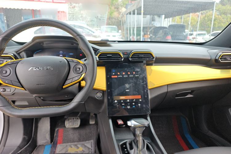 Used Dongfeng Aeolus Yixuan 2023 Mach Edition 1.5T Automatic Pursuit Rider Version Center Console