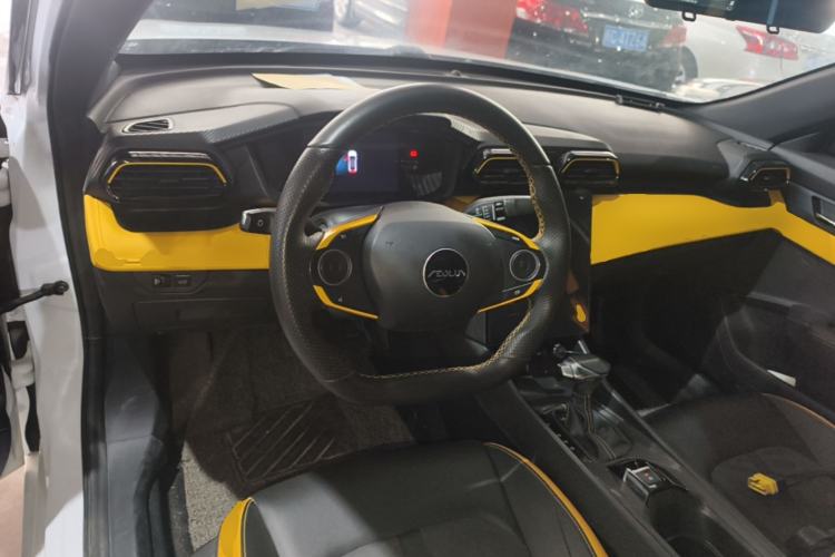 Used Dongfeng Aeolus Yixuan 2023 Mach Edition 1.5T Automatic Pursuit Rider Version Center Console