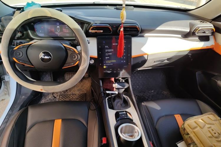 Used Dongfeng Aeolus Yixuan 2023 Mach Edition 1.5L Automatic Chasing Shadow Version Center Console