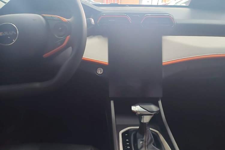 Used Dongfeng Aeolus Yixuan 2023 Mach Edition 1.5L Automatic Chasing Wind Version Center Console