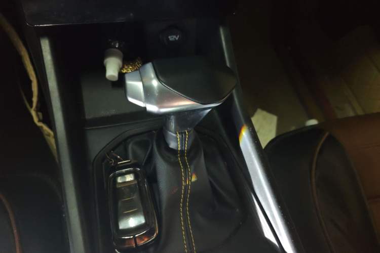 Used Dongfeng Aeolus Yixuan 2023 Mach Edition 1.5T Automatic Pursuit Rider Version Gear Lever