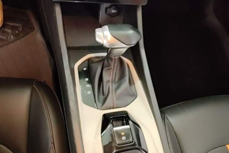 Used Dongfeng Aeolus Yixuan 2023 Mach Edition 1.5L Automatic Chasing Wind Version Gear Lever