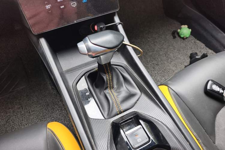 Used Dongfeng Aeolus Yixuan 2023 Mach Edition 1.5T Automatic Pursuit Rider Version Gear Lever