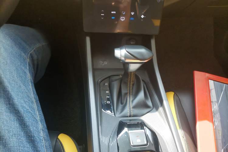 Used Dongfeng Aeolus Yixuan 2023 Mach Edition 1.5T Automatic Pursuit Rider Version Gear Lever