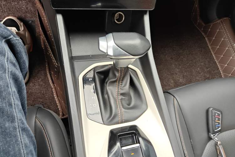 Used Dongfeng Aeolus Yixuan 2023 Mach Edition 1.5L Automatic Chasing Wind Version Gear Lever