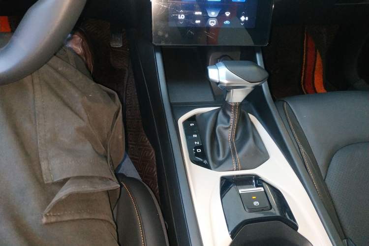 Used Dongfeng Aeolus Yixuan 2023 Mach Edition 1.5L Automatic Chasing Wind Version Gear Lever