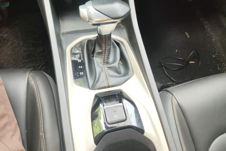Used Dongfeng Aeolus Yixuan 2023 Mach Edition 1.5L Automatic Chasing Wind Version Gear Lever
