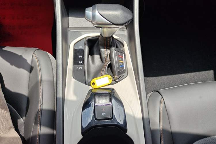Used Dongfeng Aeolus Yixuan 2023 Mach Edition 1.5L Automatic Chasing Wind Version Gear Lever