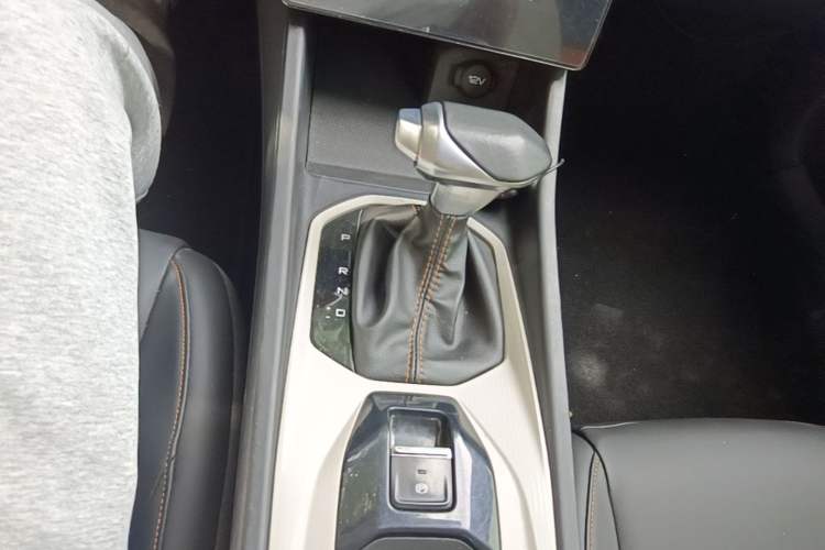 Used Dongfeng Aeolus Yixuan 2023 Mach Edition 1.5L Automatic Chasing Wind Version Gear Lever