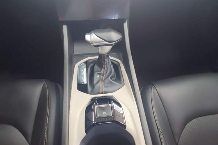 Used Dongfeng Aeolus Yixuan 2023 Mach Edition 1.5L Automatic Chasing Wind Version Gear Lever
