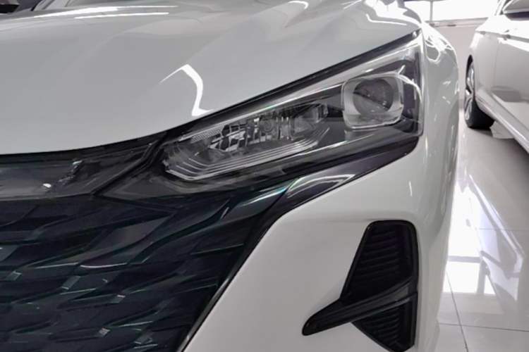 Used Dongfeng Aeolus Yixuan 2023 Mach Edition 1.5L Automatic Chasing Wind Version Left Front Headlight