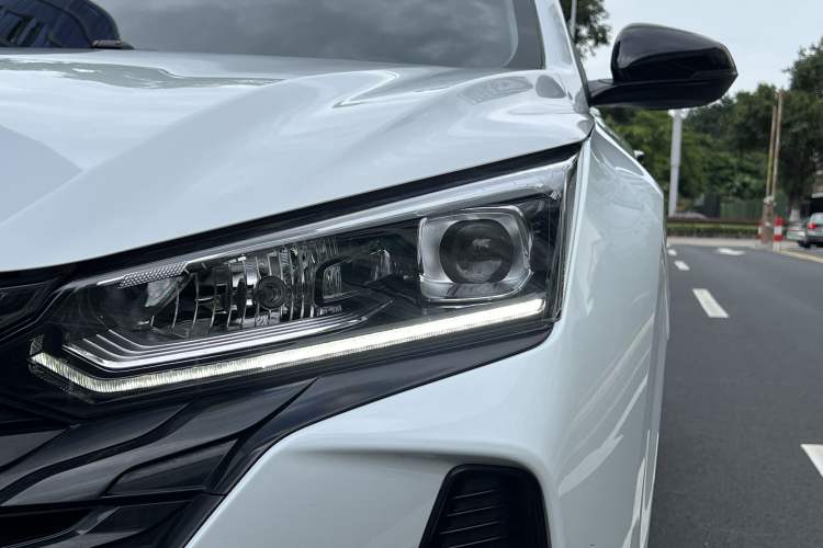 Used Dongfeng Aeolus Yixuan 2023 Mach Edition 1.5L Automatic Chasing Wind Version Left Front Headlight