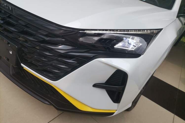 Used Dongfeng Aeolus Yixuan 2023 Mach Edition 1.5T Automatic Pursuit Rider Version Left Front Headlight