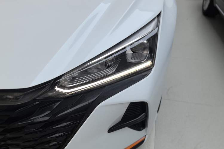 Used Dongfeng Aeolus Yixuan 2023 Mach Edition 1.5L Automatic Chasing Wind Version Left Front Headlight