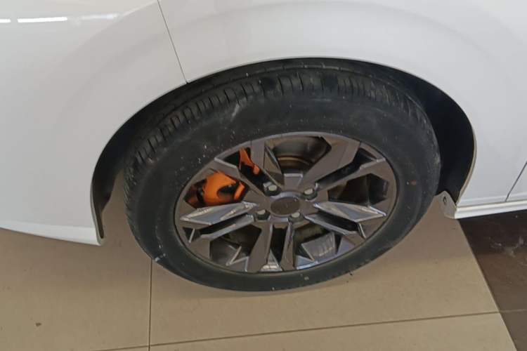 Used Dongfeng Aeolus Yixuan 2023 Mach Edition 1.5L Automatic Chasing Wind Version Left Front Wheel Hub