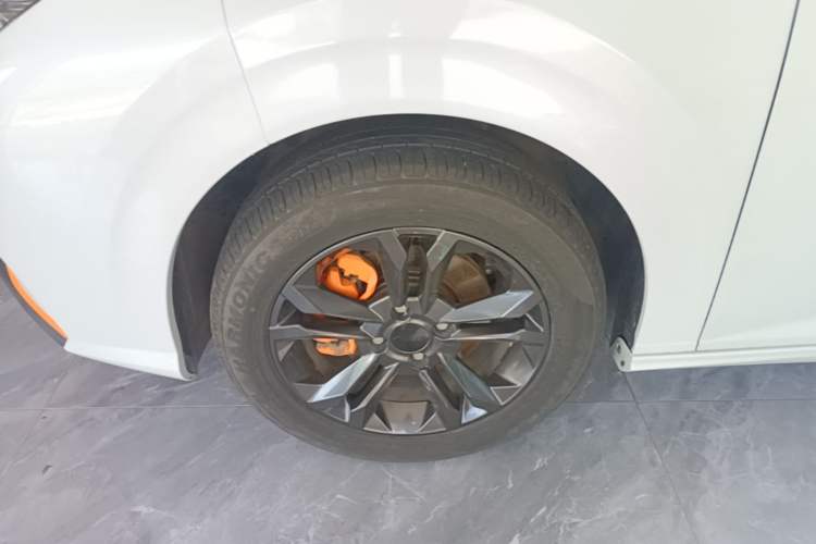 Used Dongfeng Aeolus Yixuan 2023 Mach Edition 1.5L Automatic Chasing Wind Version Left Front Wheel Hub
