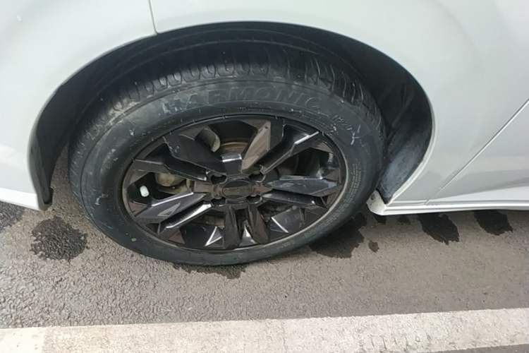 Used Dongfeng Aeolus Yixuan 2023 Mach Edition 1.5L Automatic Chasing Wind Version Left Front Wheel Hub