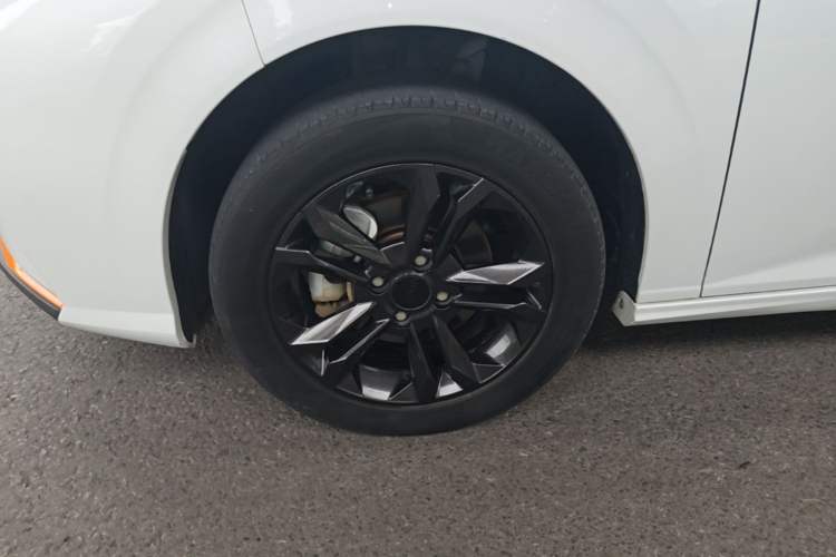 Used Dongfeng Aeolus Yixuan 2023 Mach Edition 1.5L Automatic Chasing Wind Version Left Front Wheel Hub