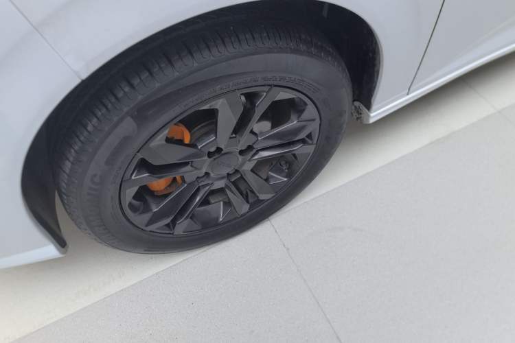 Used Dongfeng Aeolus Yixuan 2023 Mach Edition 1.5L Automatic Chasing Wind Version Left Front Wheel Hub