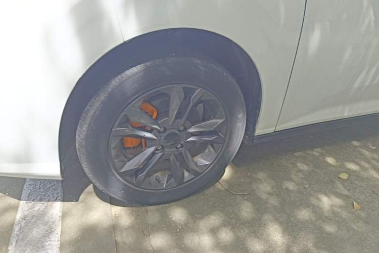 Used Dongfeng Aeolus Yixuan 2023 Mach Edition 1.5L Automatic Chasing Wind Version Left Front Wheel Hub